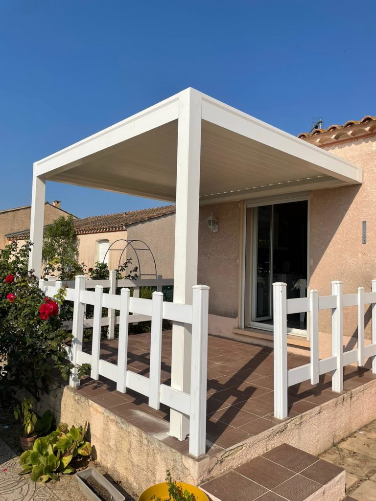 Pergola blanche posée sur une terrasse