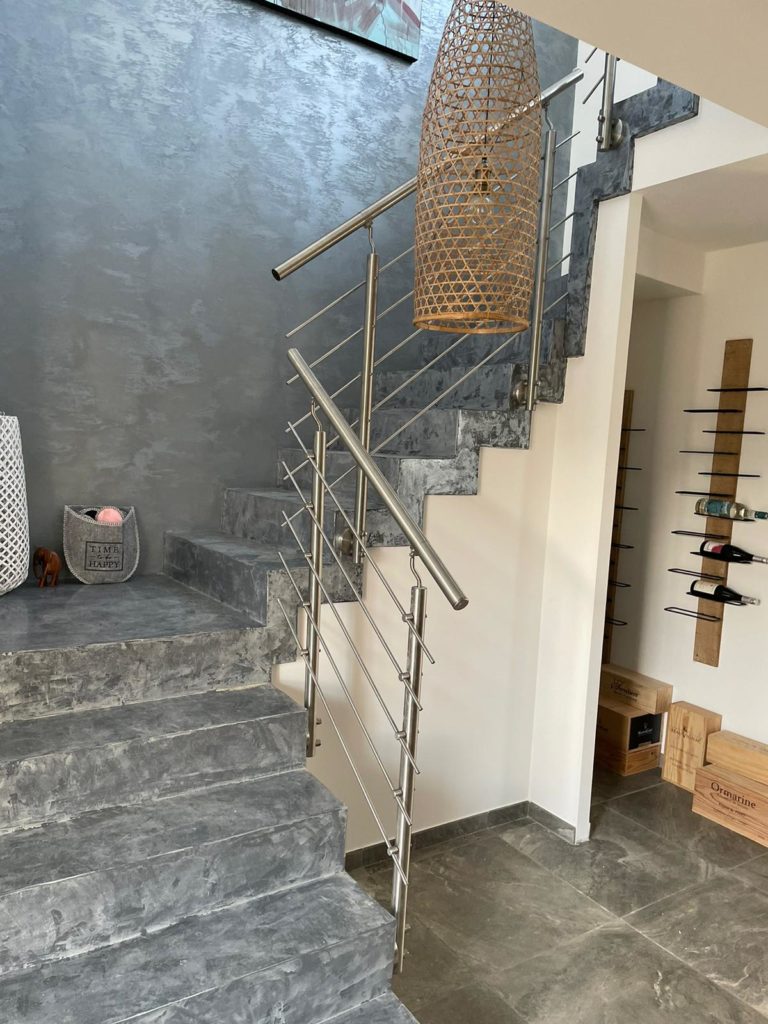 Garde-corps inox posé le long d'un escalier intérieur