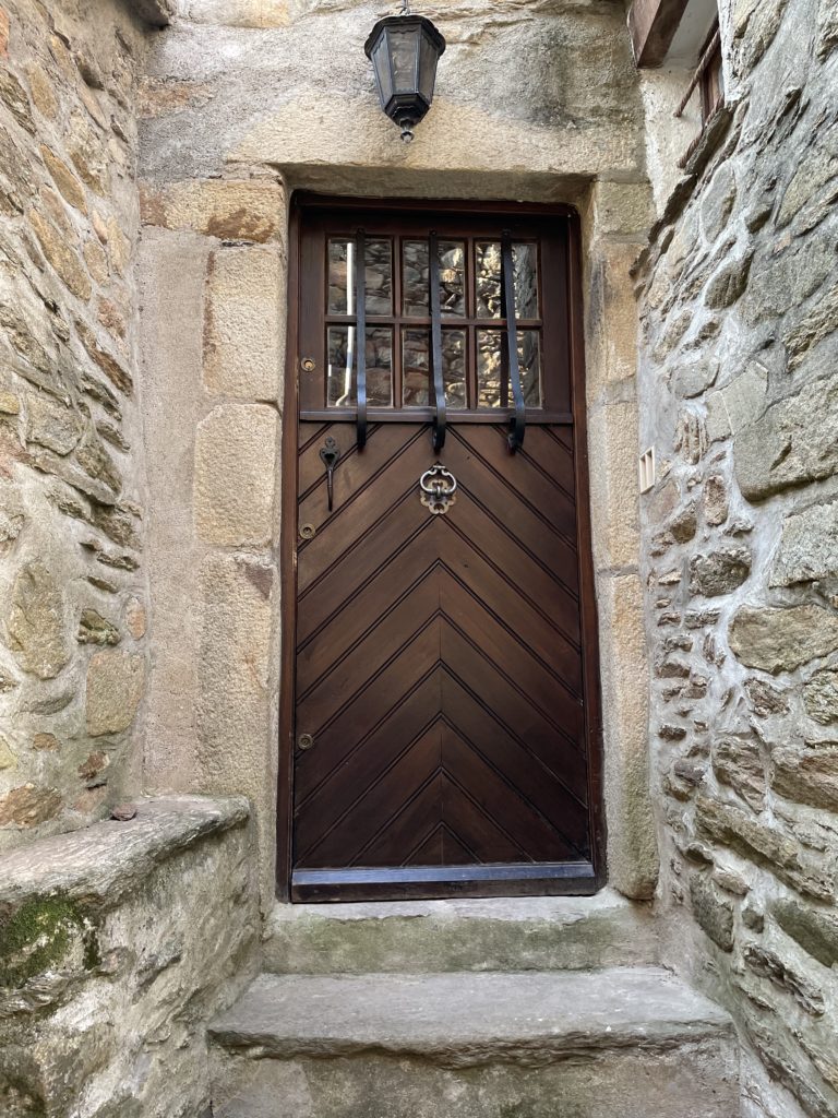 Avant : ancienne porte en bois dans un passage en pierre