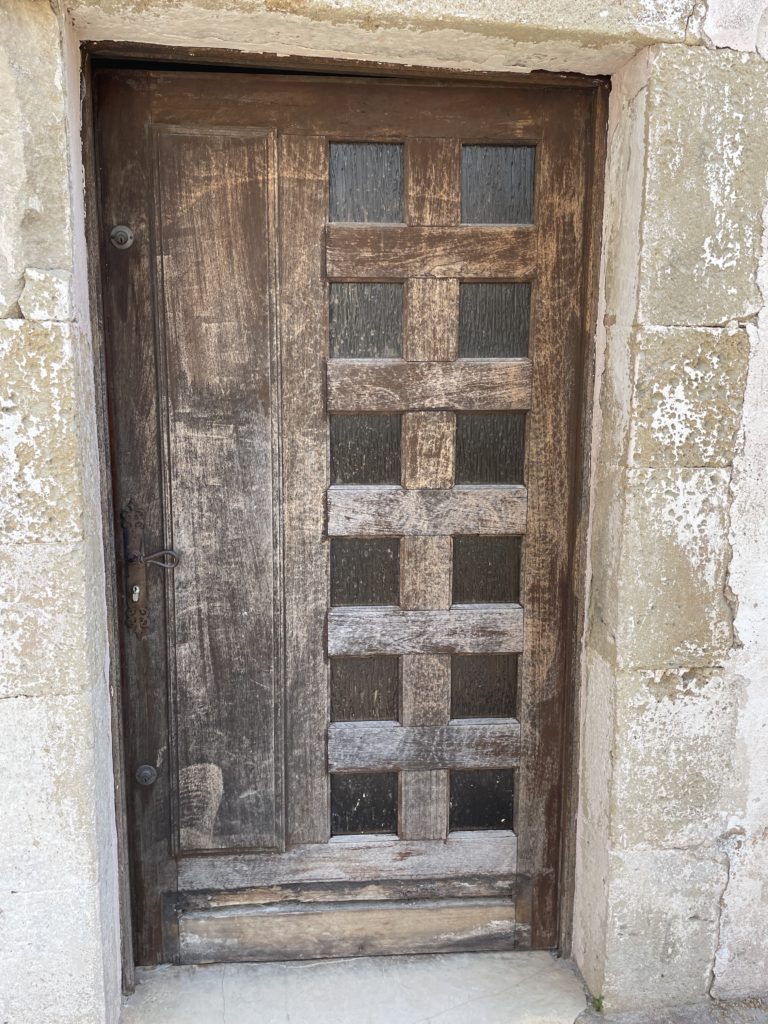 Avant : ancienne porte en bois à petits carreaux
