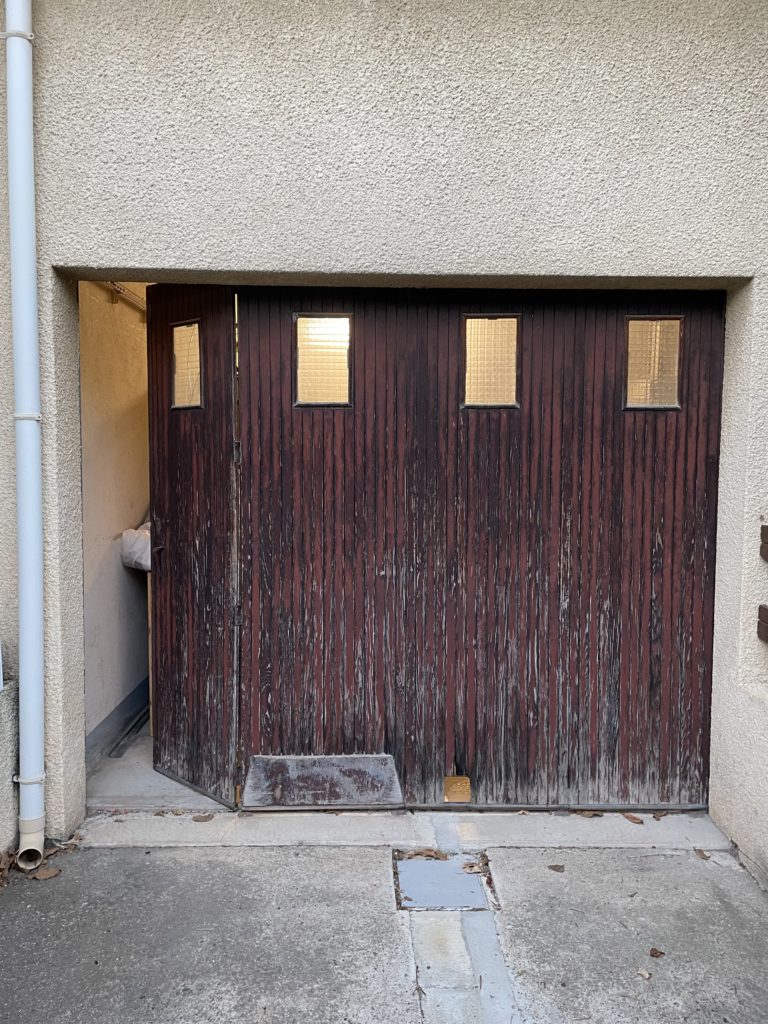 Avant : ancienne porte de garage en bois