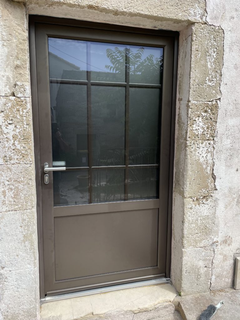 Après : porte d'entrée vitrée couleur bronze