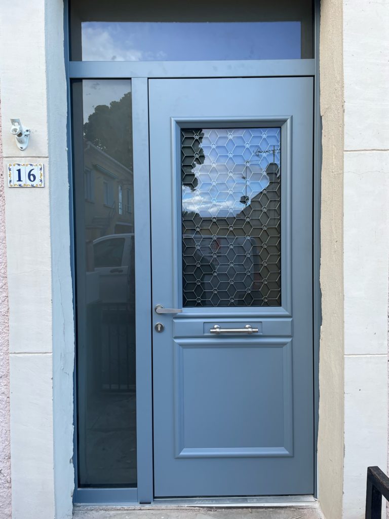 Après : porte d'entrée gris bleu vitrée avec imposte et fixe latéral