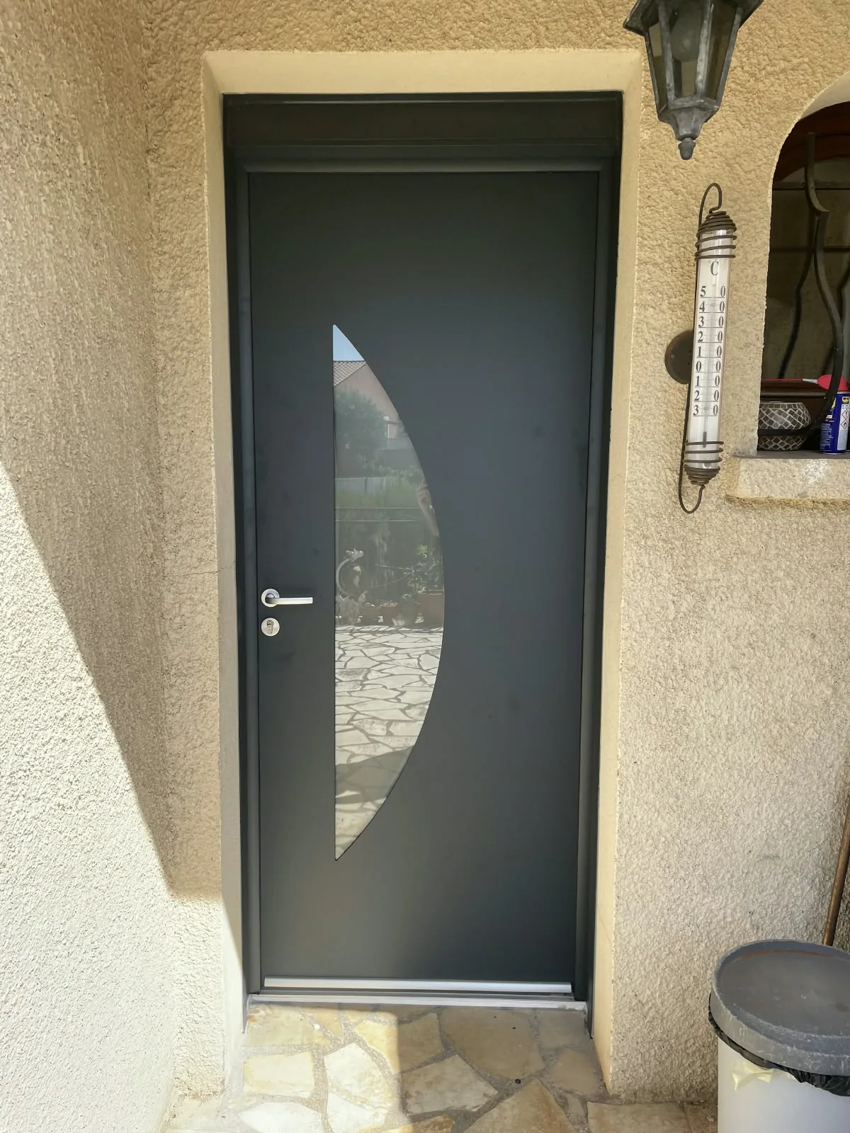 Porte d'entrée anthracite à vitrage courbe