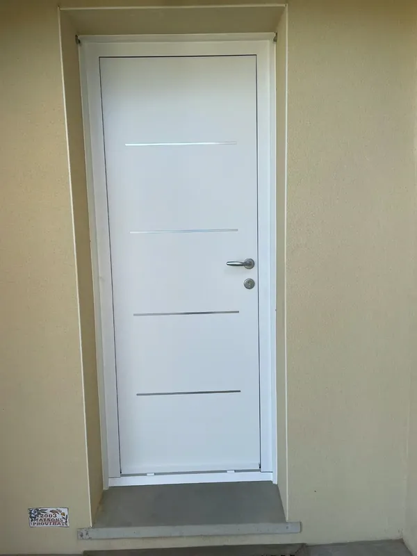 Porte d'entrée blanche à inserts inox horizontaux