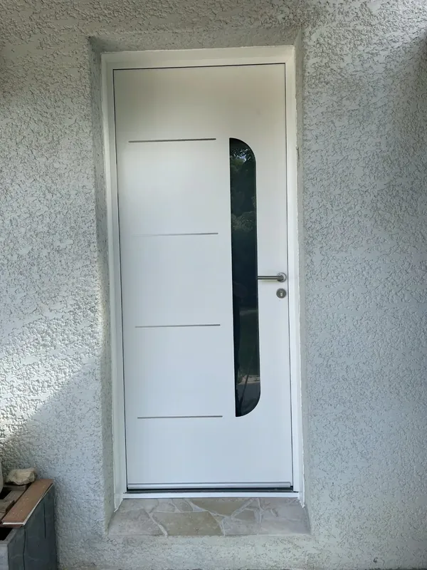 Porte d'entrée blanche à vitrage arrondi et inserts inox